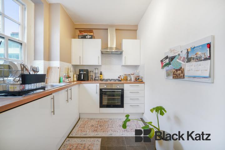 Bright and airy two bedroom flat with central location. Page Street, Westminster / Pimlico